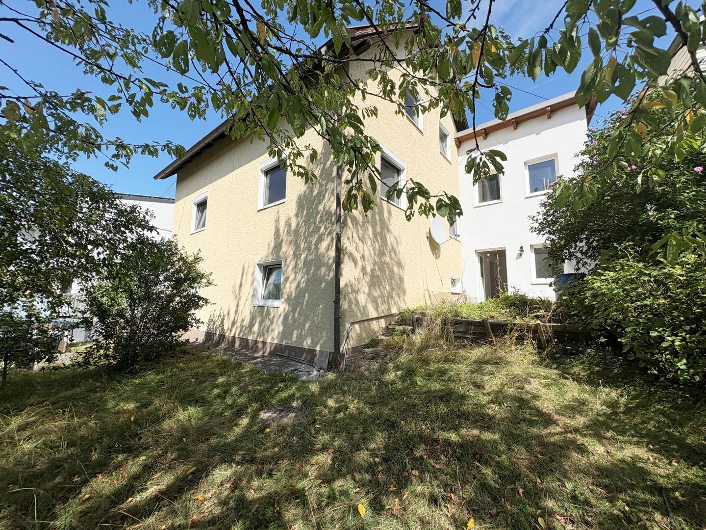 Familienwohnung mit Doppelgarage und Fernblick in grüner Lage