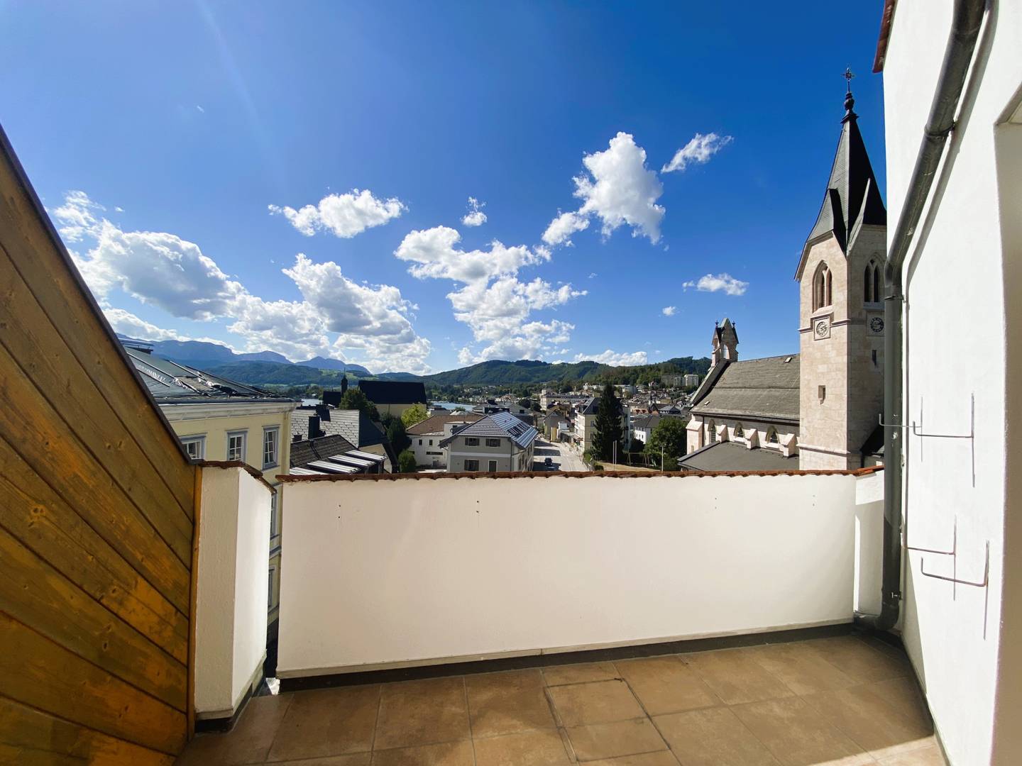 Helle Wohnung mit Loggia und Seeblick