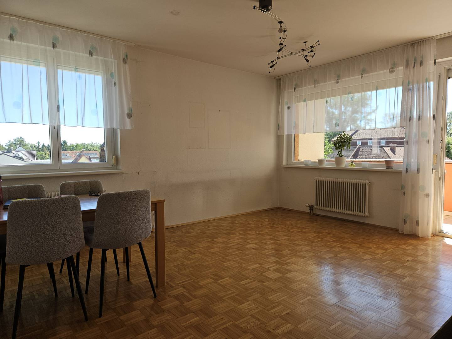 Helle südostausgerichtete Wohnung mit Lift und Loggia