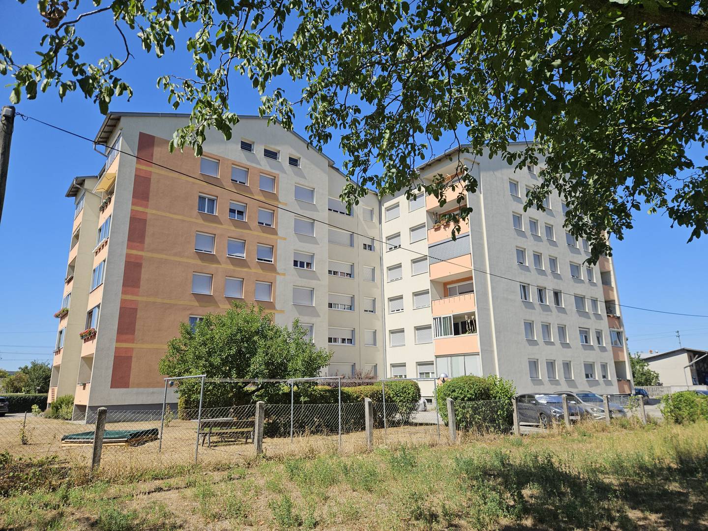 Helle südostausgerichtete Wohnung mit Lift und Loggia