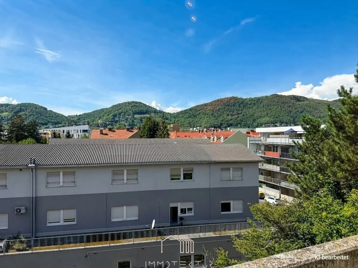 Distant View in Eggenberg: Bright 3-room apartment with separate kitchen, loggia and underground parking space