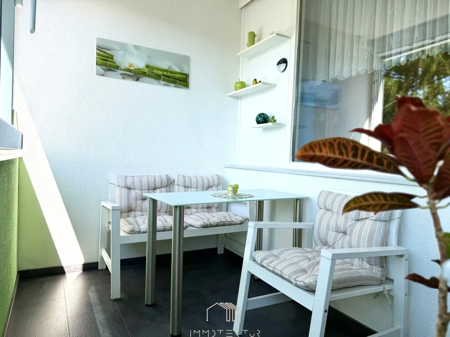 Distant View in Eggenberg: Bright 3-room apartment with separate kitchen, loggia and underground parking space