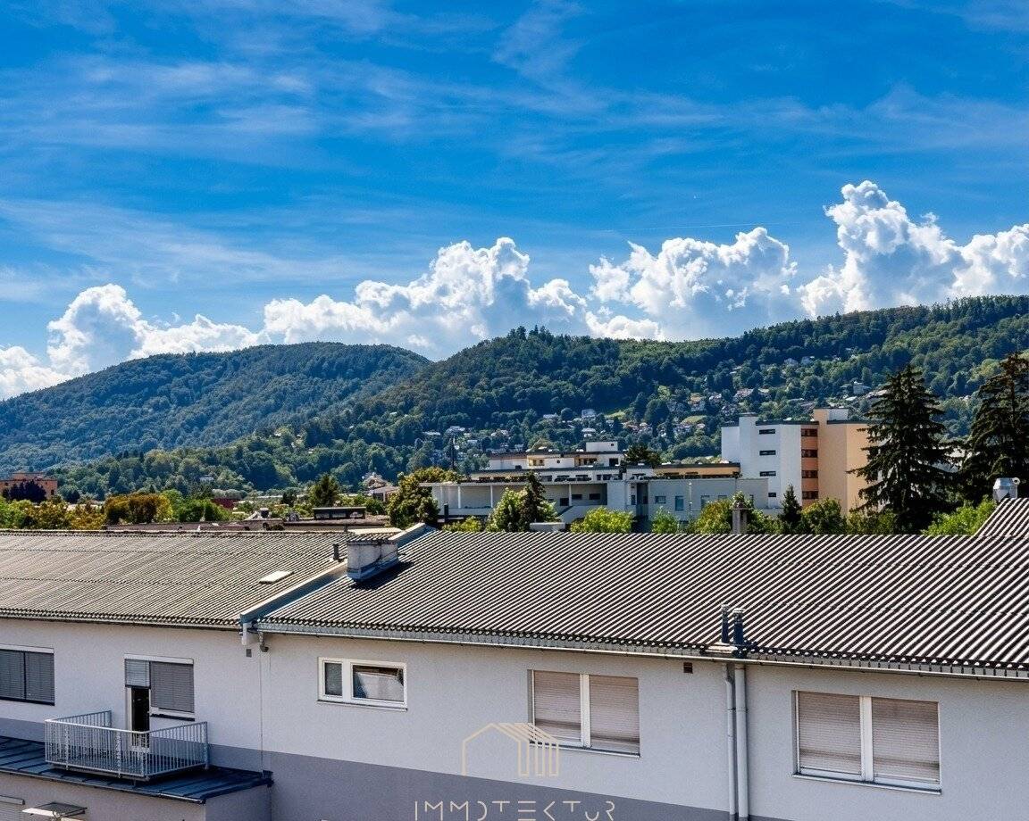 Distant View in Eggenberg: Bright 3-room apartment with separate kitchen, loggia and underground parking space