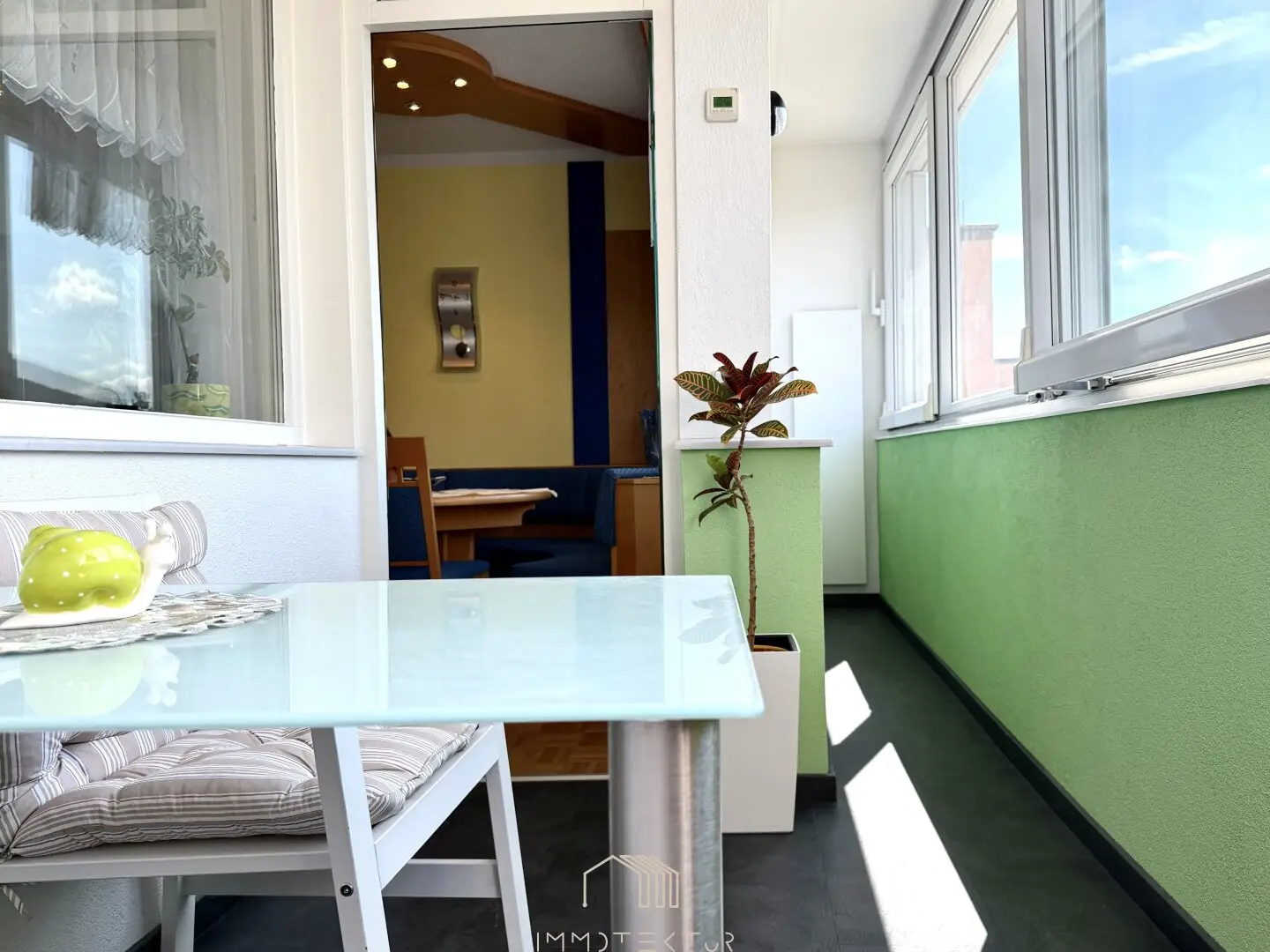 FERNBLICK IN EGGENBERG: Helle 3-Zimmer-Wohnung mit Extraküche, Loggia & Tiefgaragenparkplatz