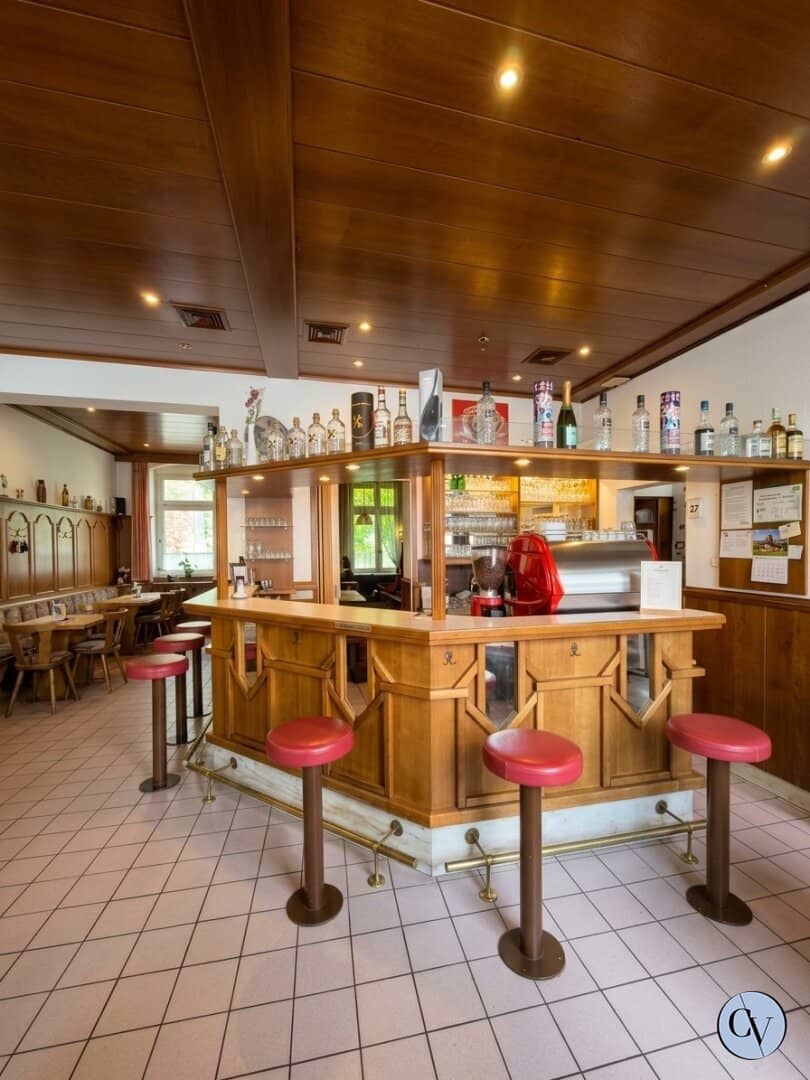 8% net yield! Commercial premises and advertising wall leased long term - commission free