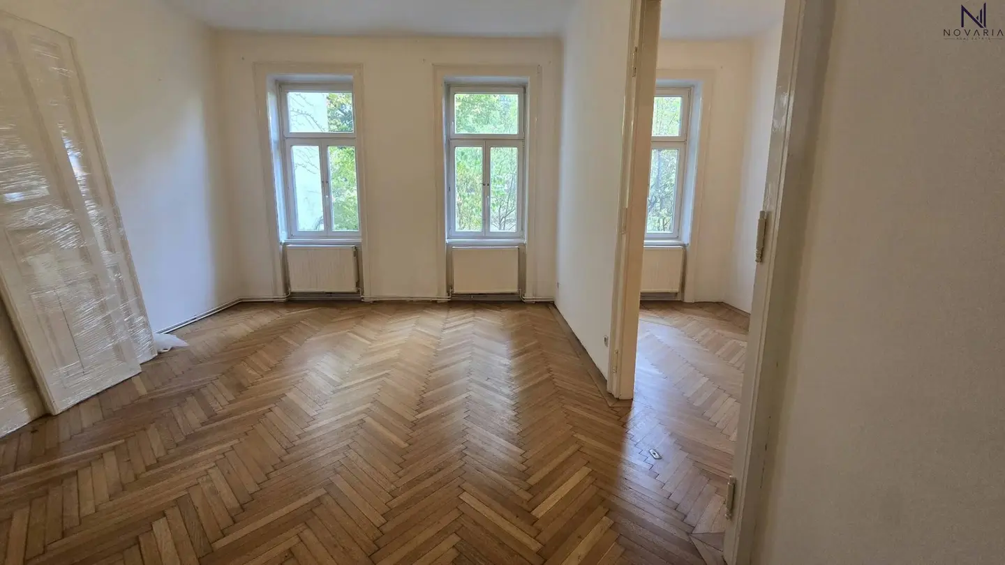 Versatile 3-room apartment with great potential and a charming view of greenery waiting to be lovingly renovated by you (over 1,000m2 communal garden)