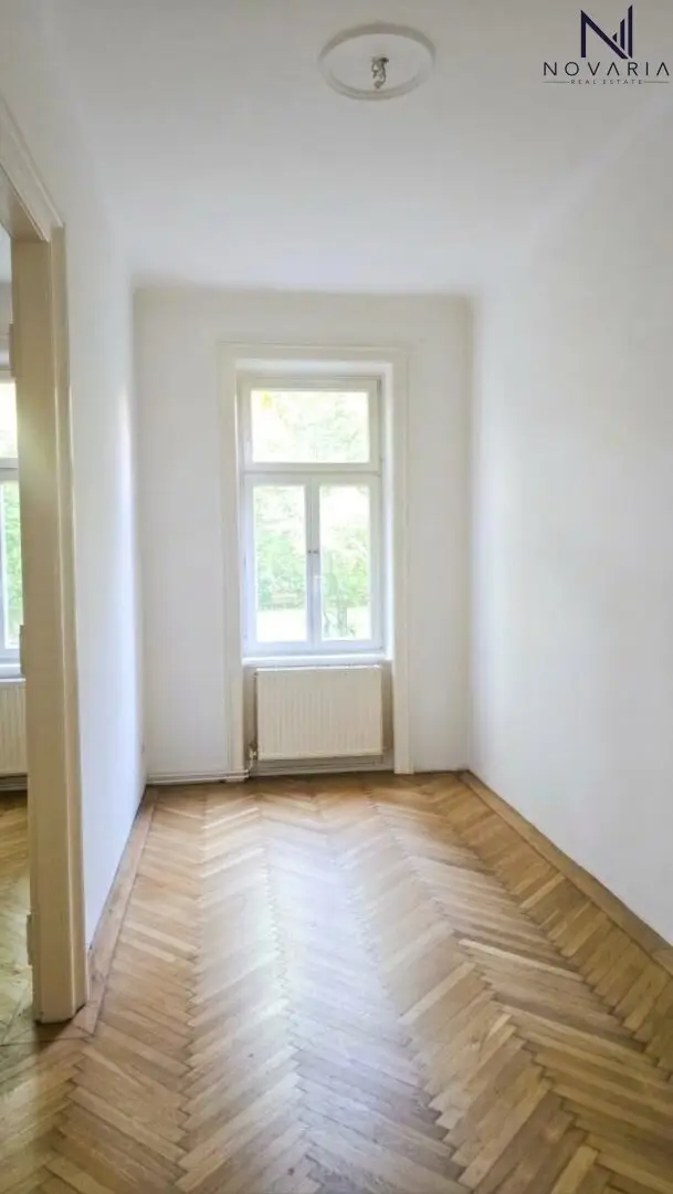 Versatile 3-room apartment with great potential and a charming view of greenery waiting to be lovingly renovated by you (over 1,000m2 communal garden)