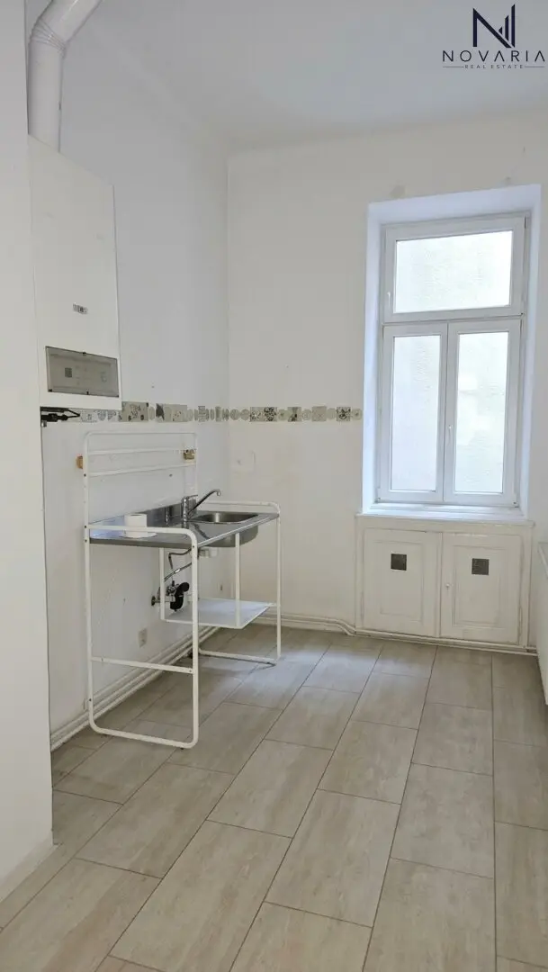 Versatile 3-room apartment with great potential and a charming view of greenery waiting to be lovingly renovated by you (over 1,000m2 communal garden)