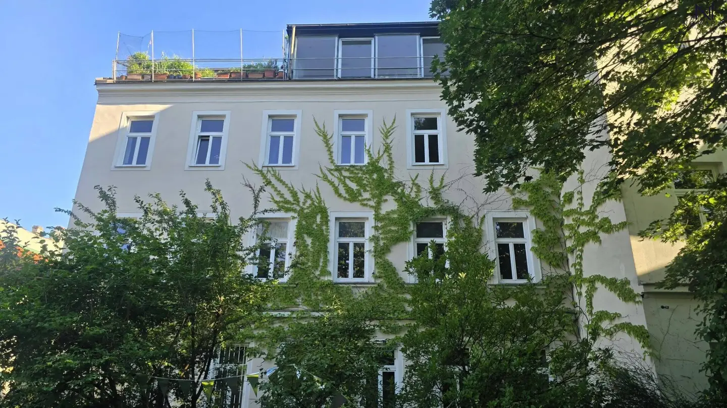 Vielseitige 3-Zimmer-Wohnung mit großem Potenzial und einem bezaubernden Grünblick, die darauf wartet, von Ihnen liebevoll renoviert zu werden. (über 1.000m2 Gemeinschaftsgarten)