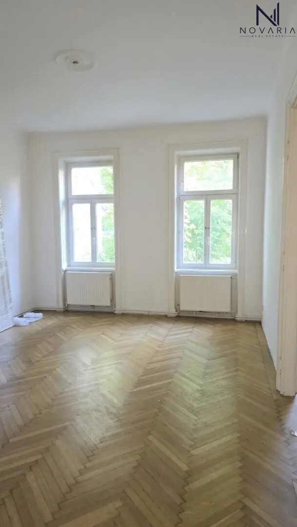 Versatile 3-room apartment with great potential and a charming view of greenery waiting to be lovingly renovated by you (over 1,000m2 communal garden)