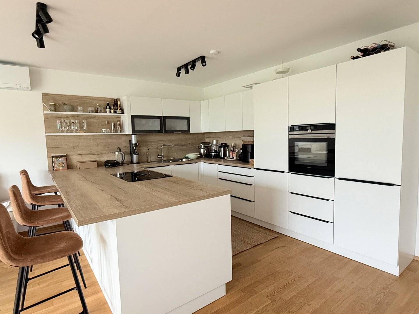 Elegant 3-room apartment with large roof terrace