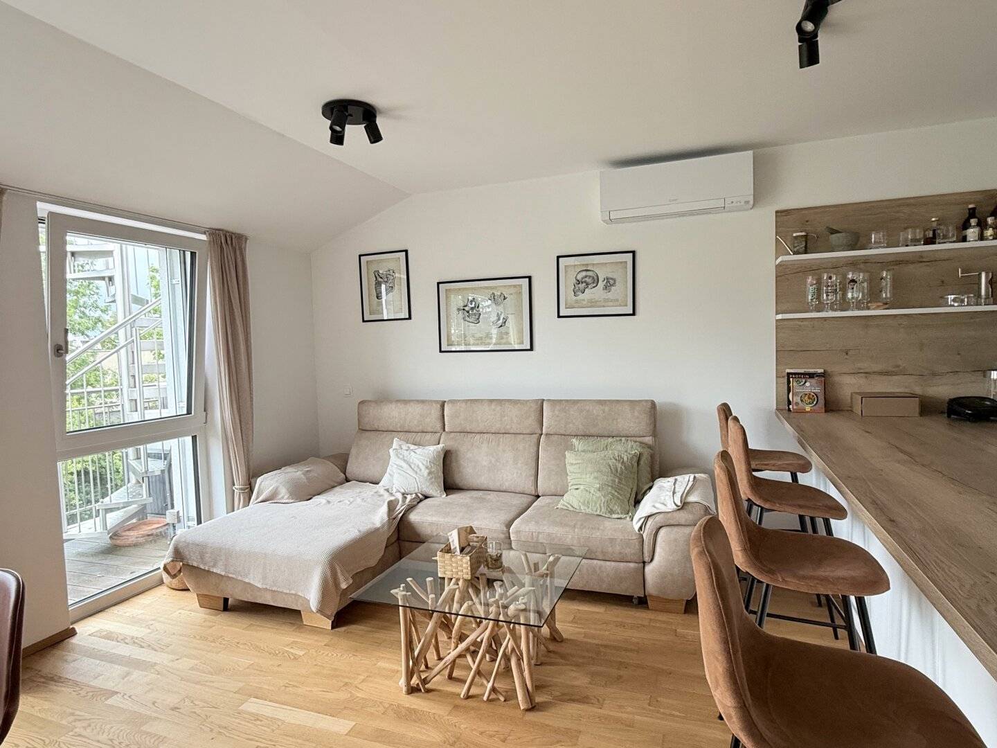 Elegant 3-room apartment with large roof terrace