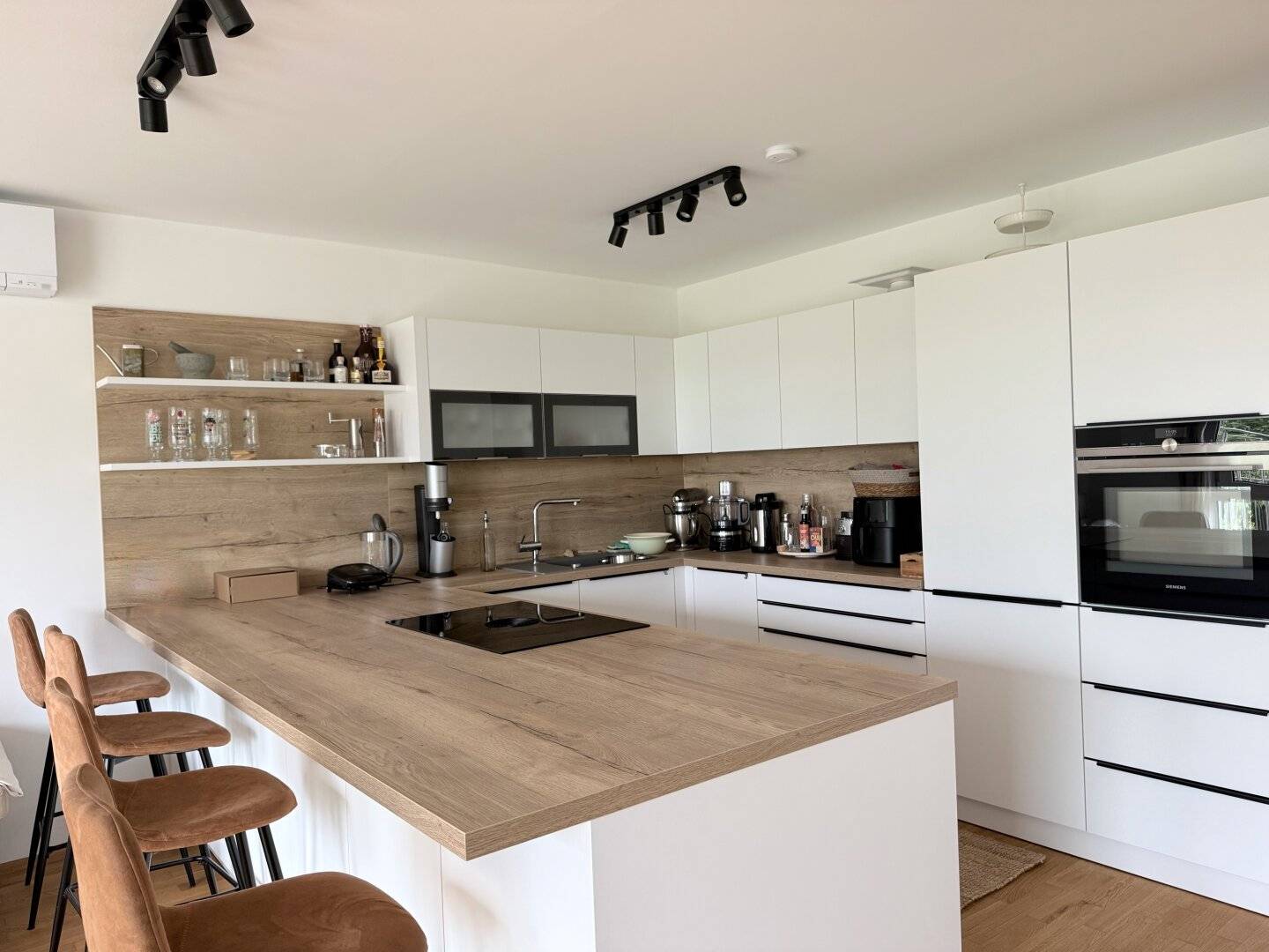 Elegant 3-room apartment with large roof terrace