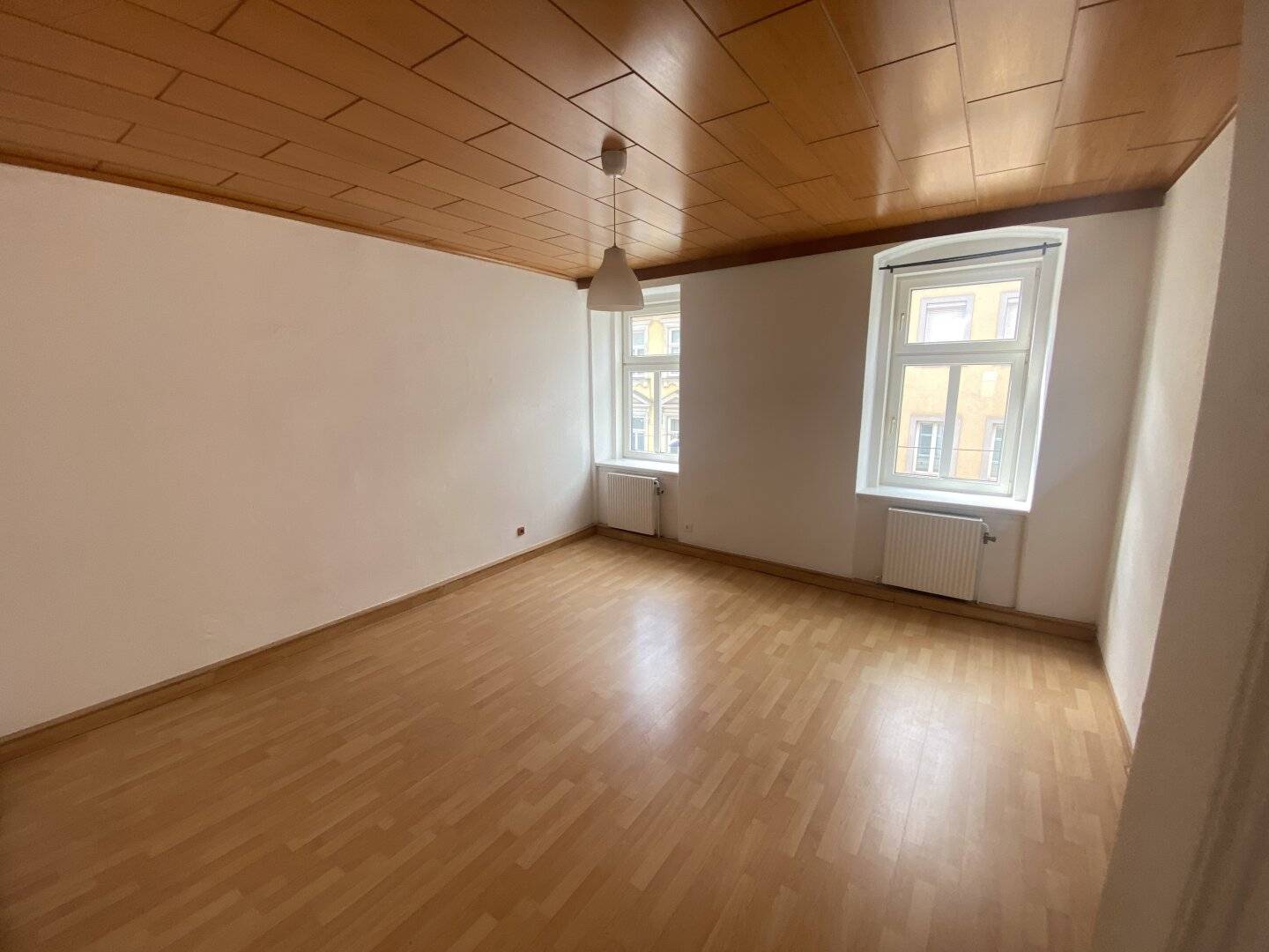 Bright, friendly 3 room apartment - 2-person flatshare possible