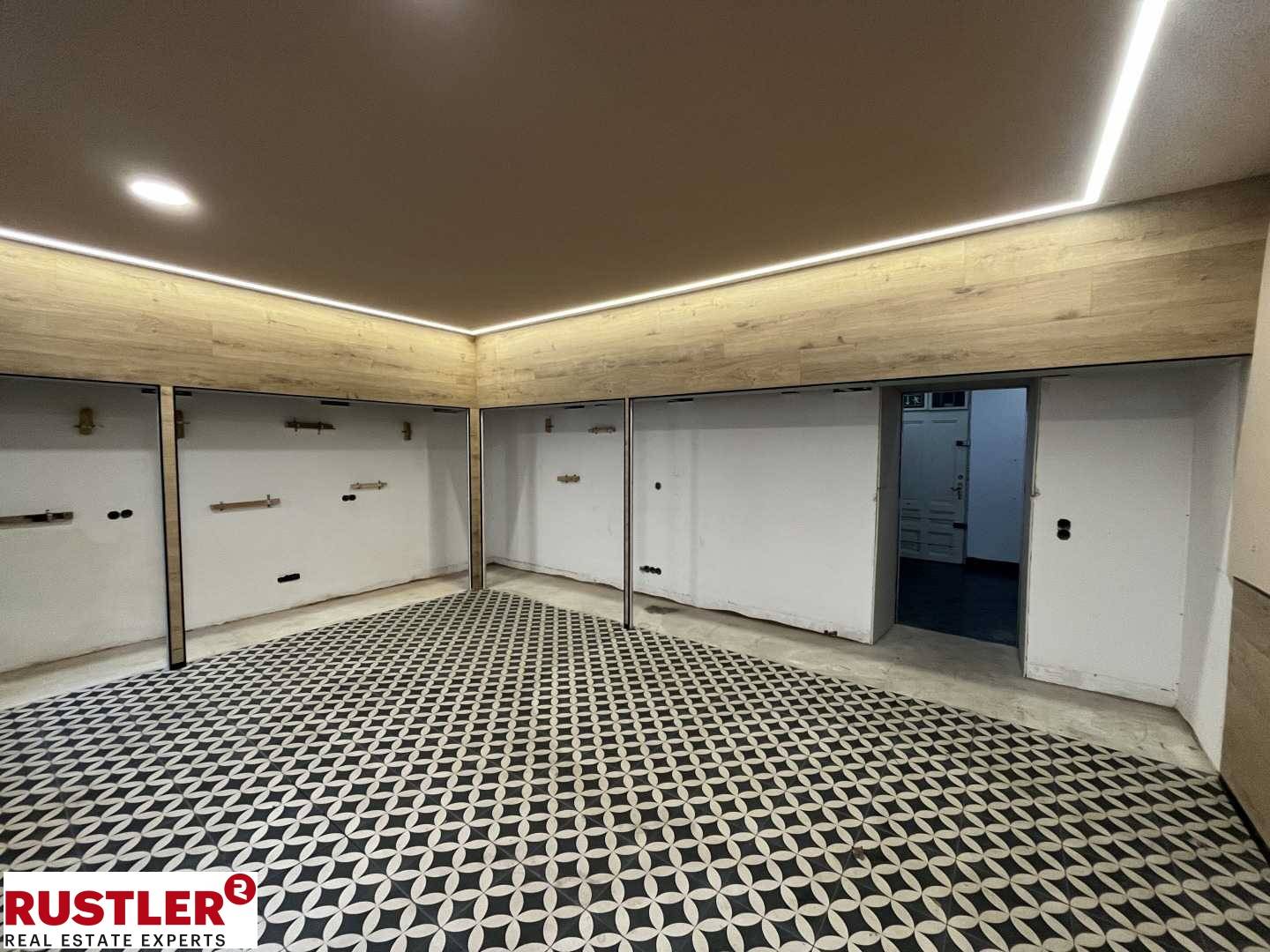 Ground floor apartment in high footfall location near Lugner City