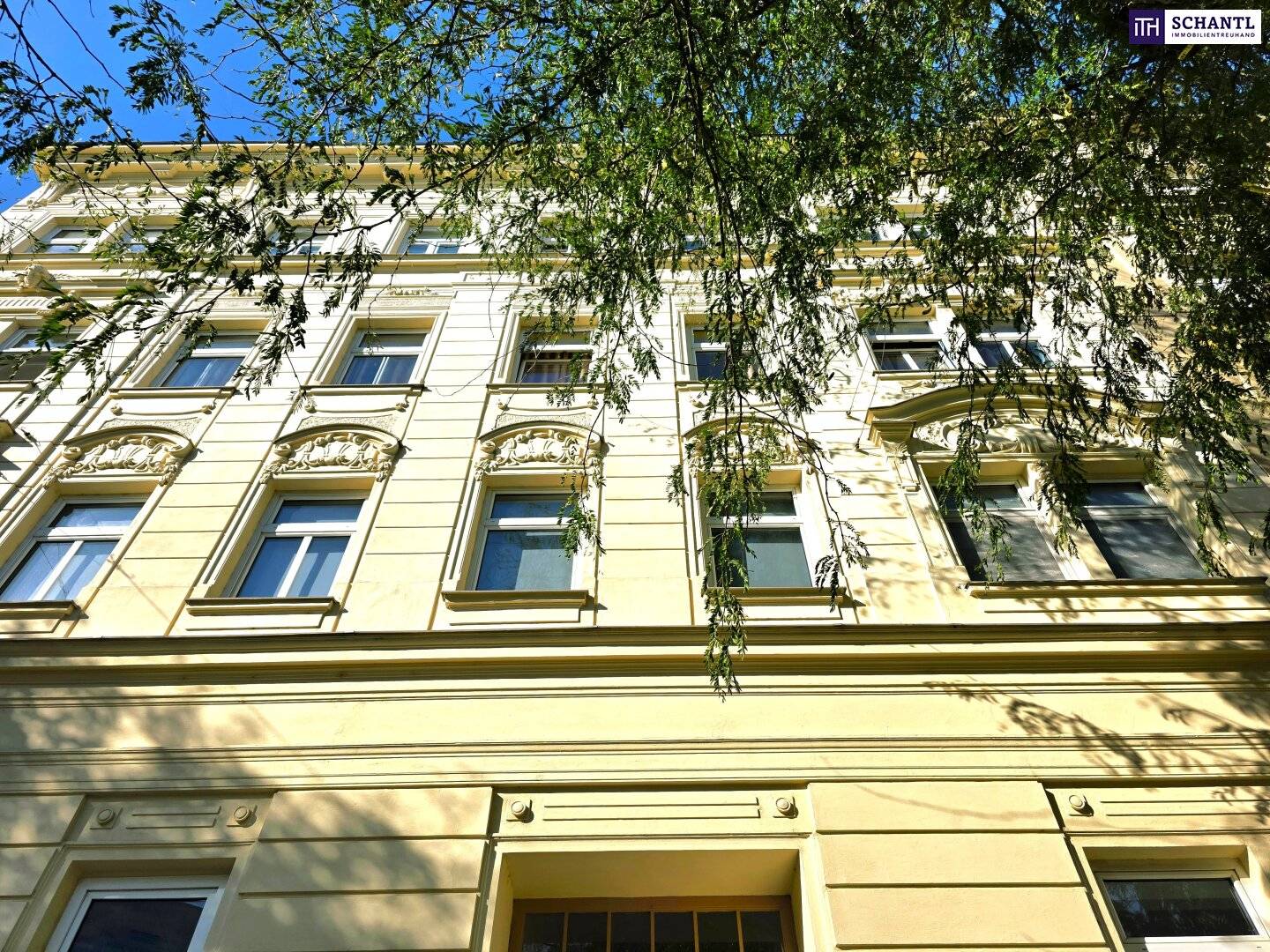 Charming old building apartment, small but OHO! Courtyard-facing terrace or garden and beautiful old building and great infrastructure and transport connections, act now