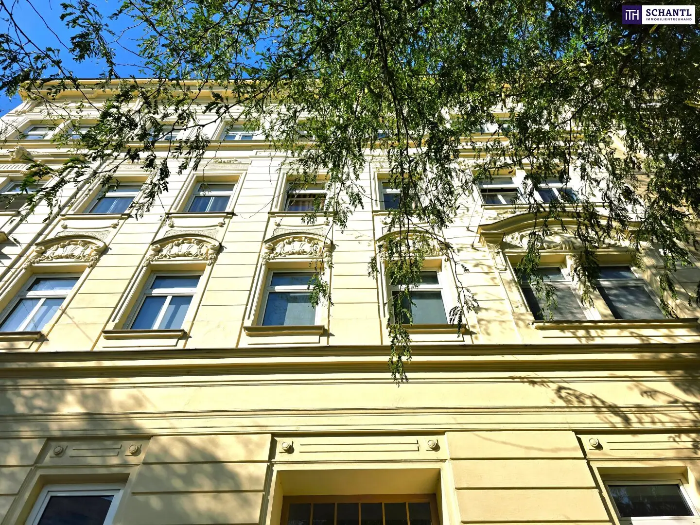 Charming old building apartment, small but OHO! Courtyard-facing terrace or garden and beautiful old building and great infrastructure and transport connections, act now