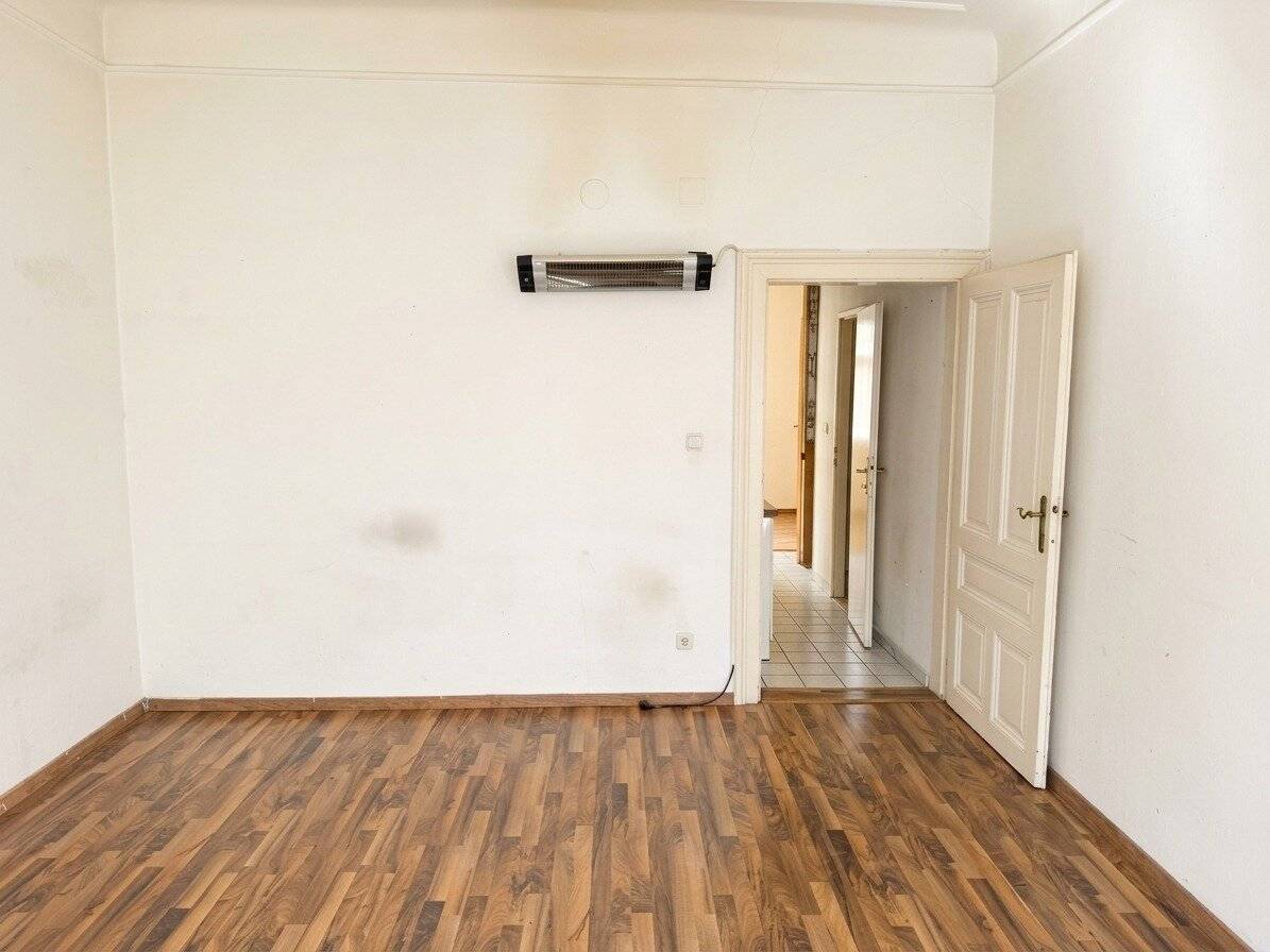2-room apartment in need of renovation with city view