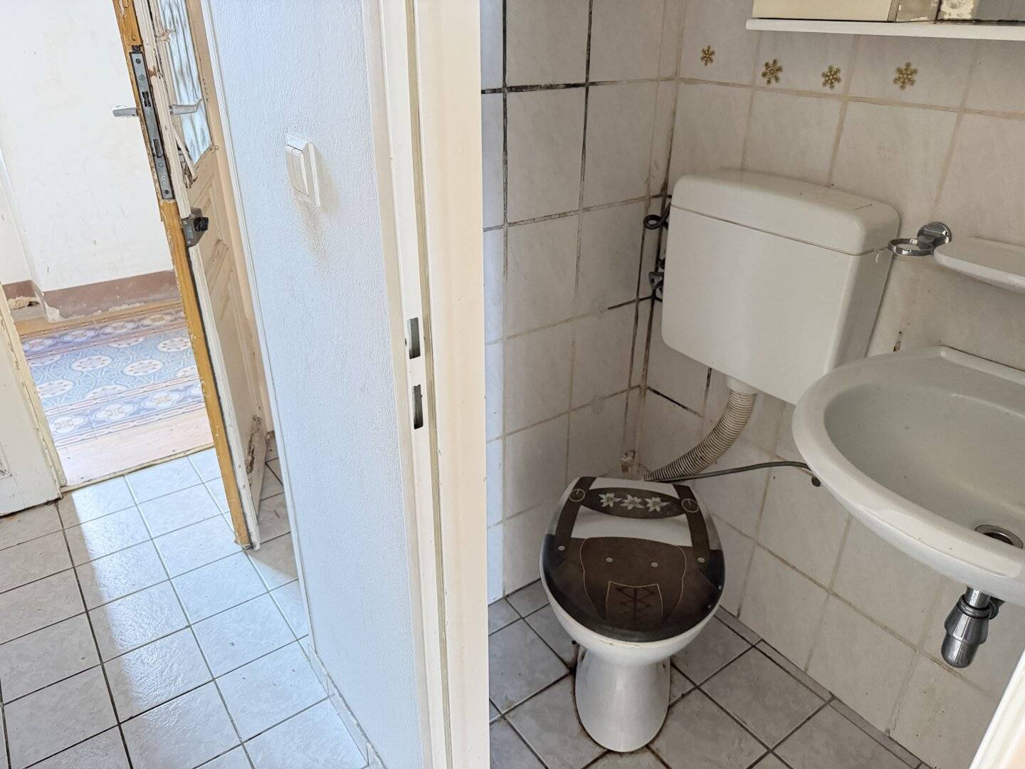 2-room apartment in need of renovation with city view