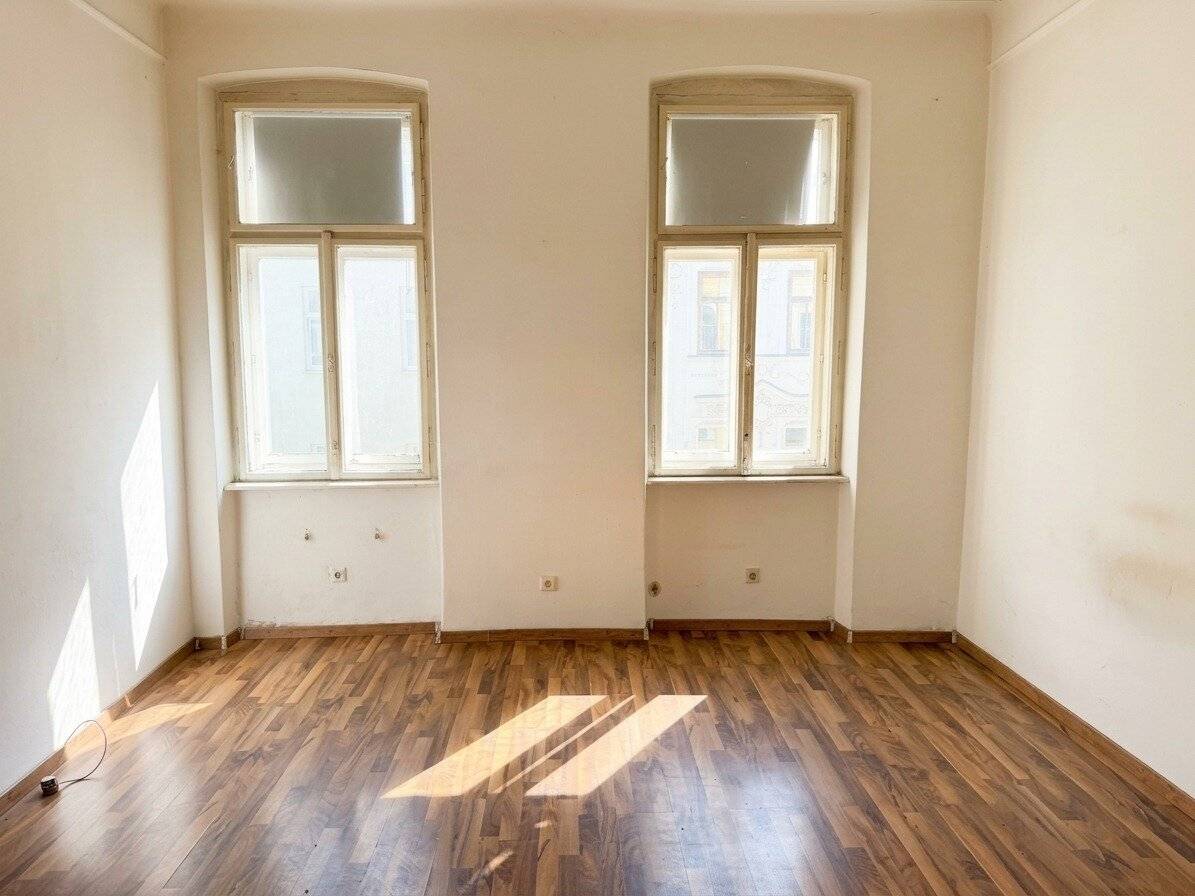 2-room apartment in need of renovation with city view