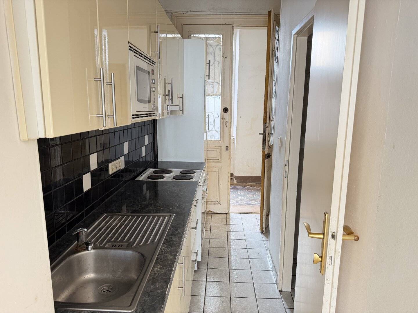 2-room apartment in need of renovation with city view