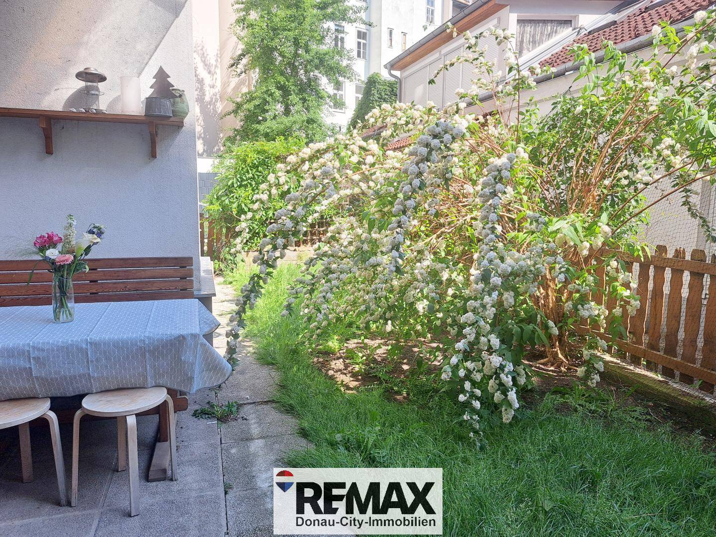 Erdgeschosswohnung with private garden and parkside location