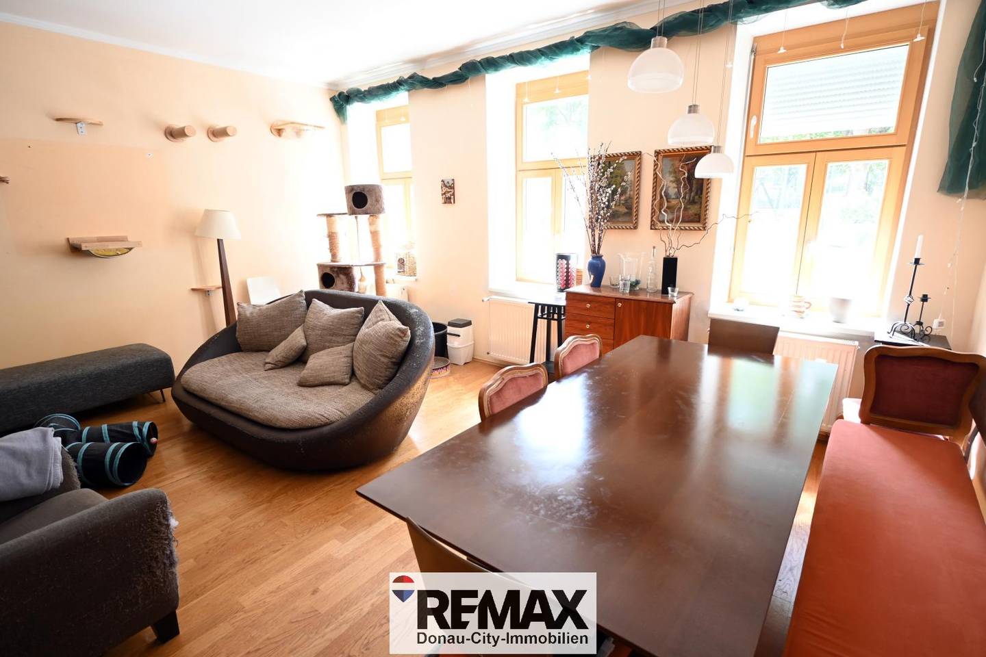 Erdgeschosswohnung with private garden and parkside location