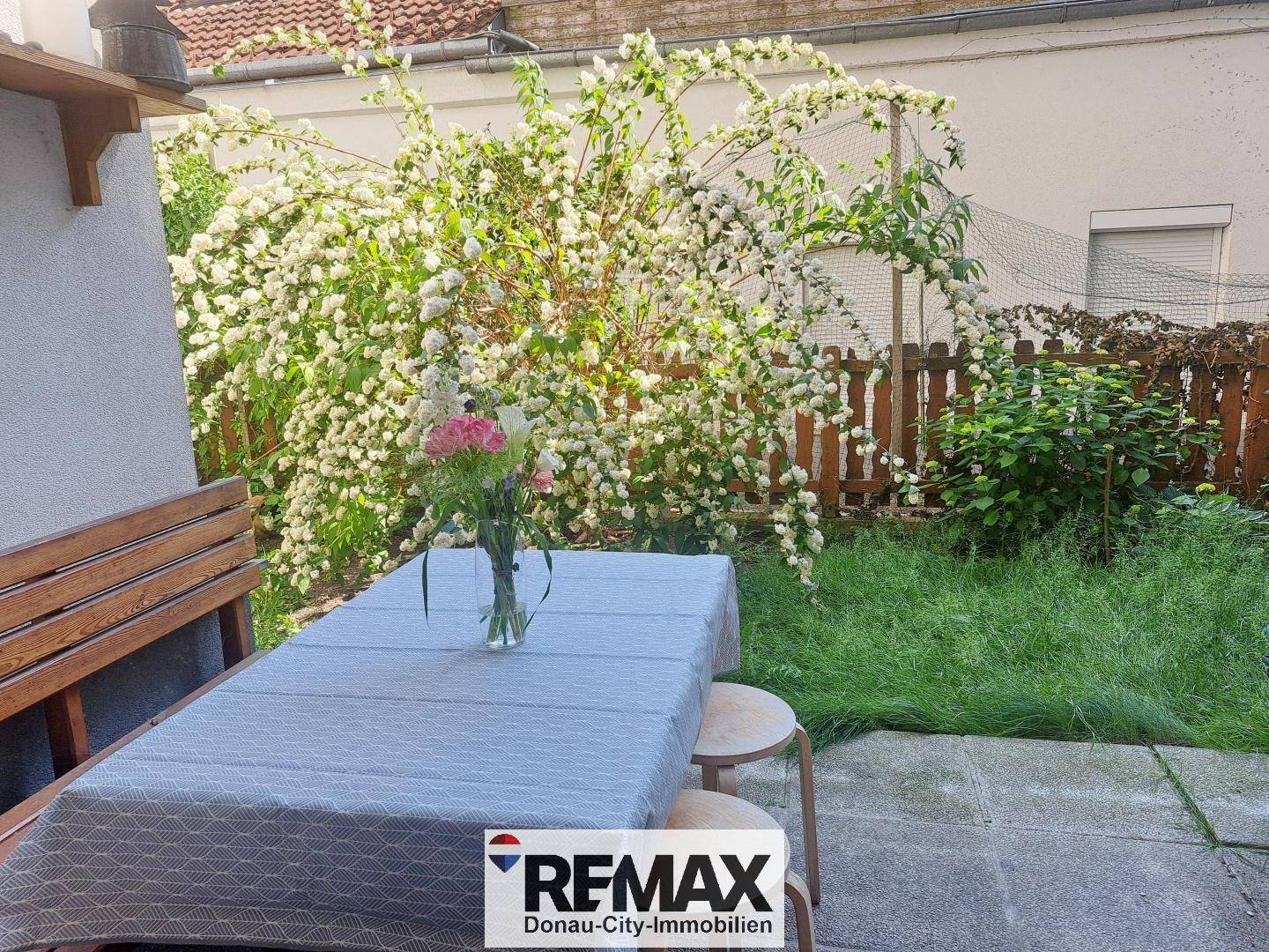 Erdgeschosswohnung with private garden and parkside location