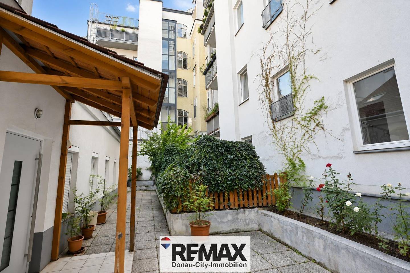 Erdgeschosswohnung with private garden and parkside location