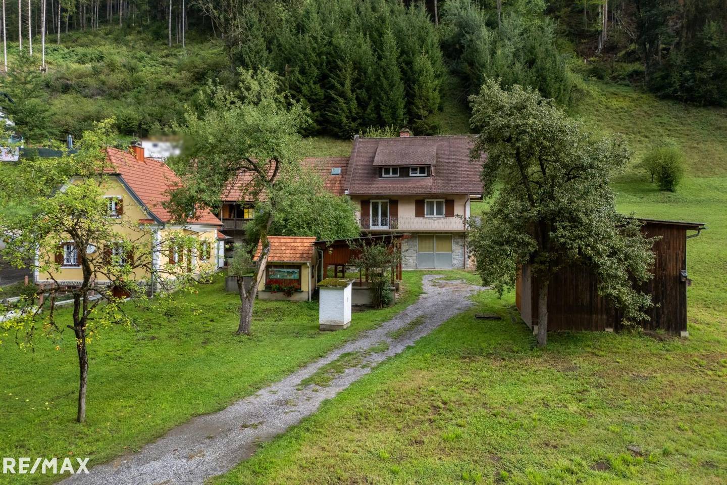 Sonnige Familienwohnung mit großem Grundstück