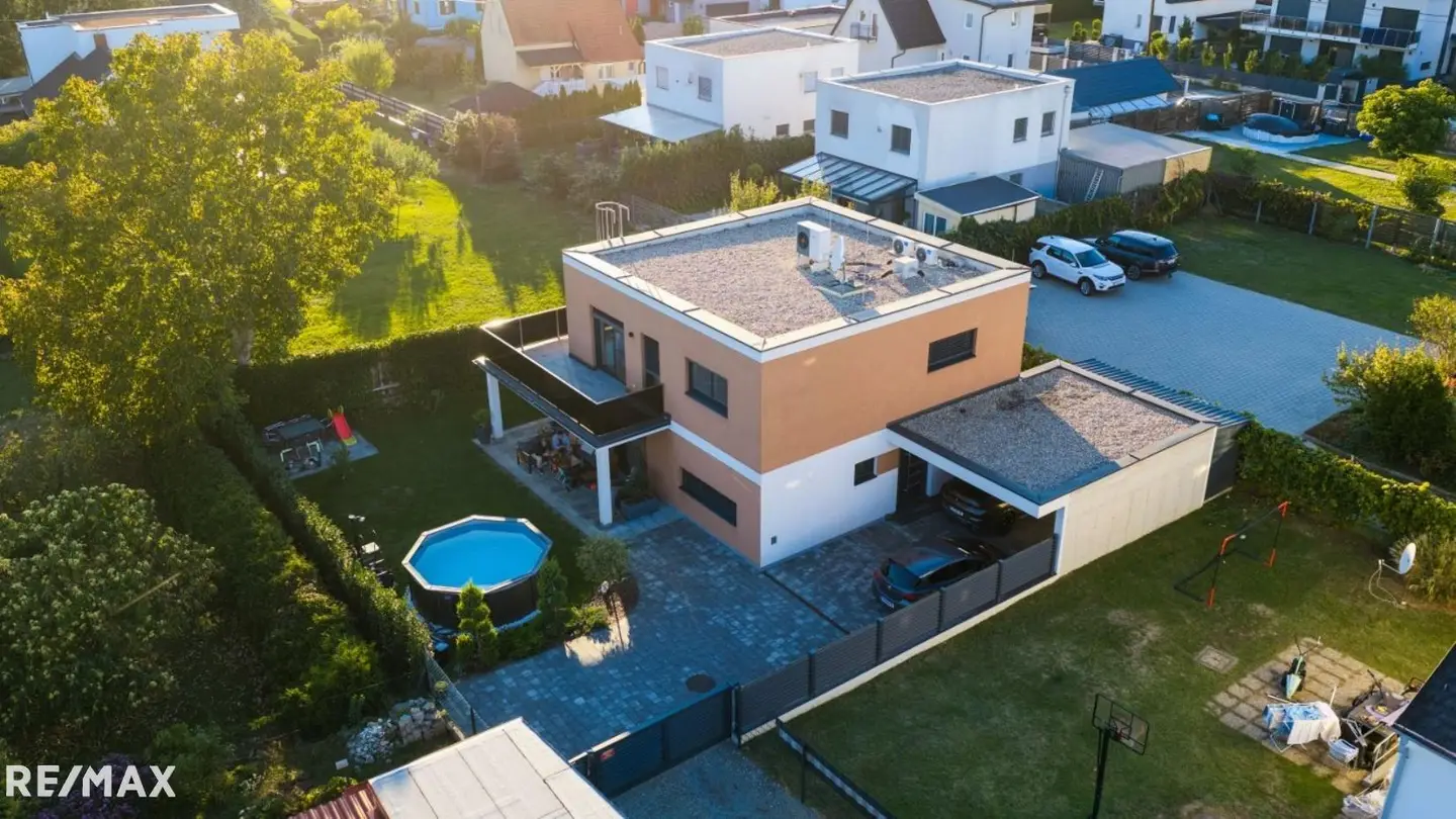 Quiet family apartment with private garden and pool