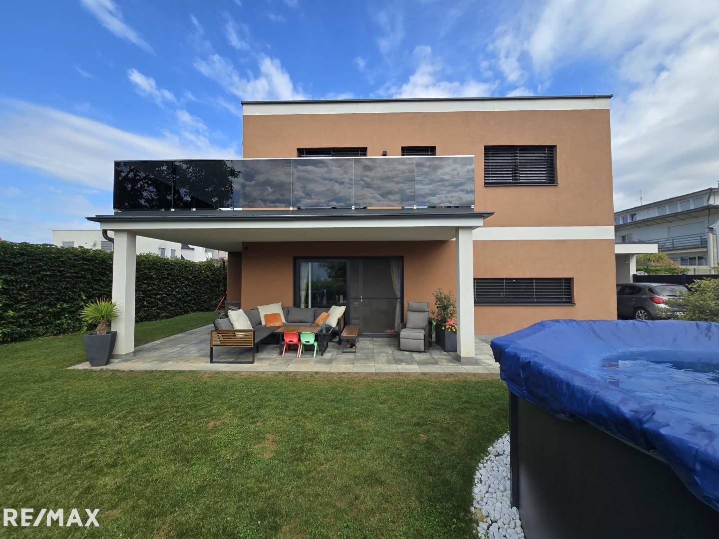 Ruhige Familienwohnung mit privatem Garten und Pool