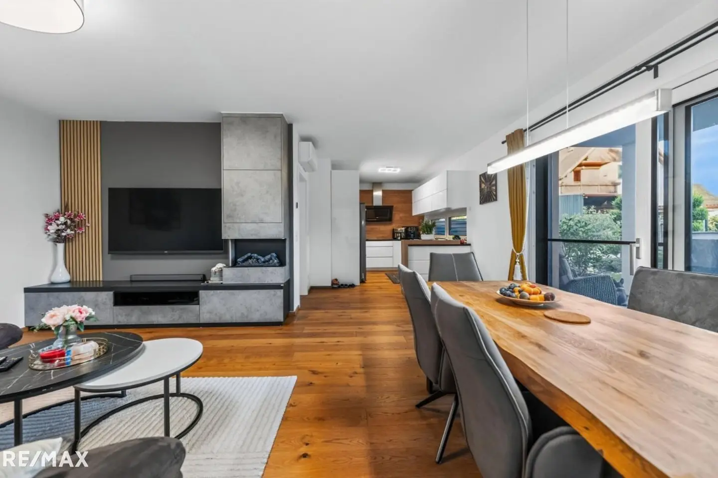 Quiet family apartment with private garden and pool
