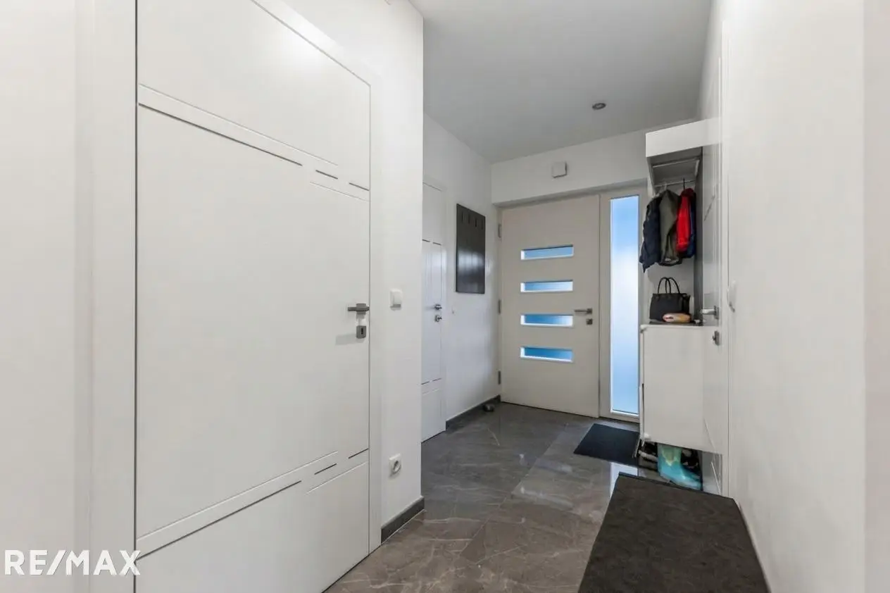 Quiet family apartment with private garden and pool