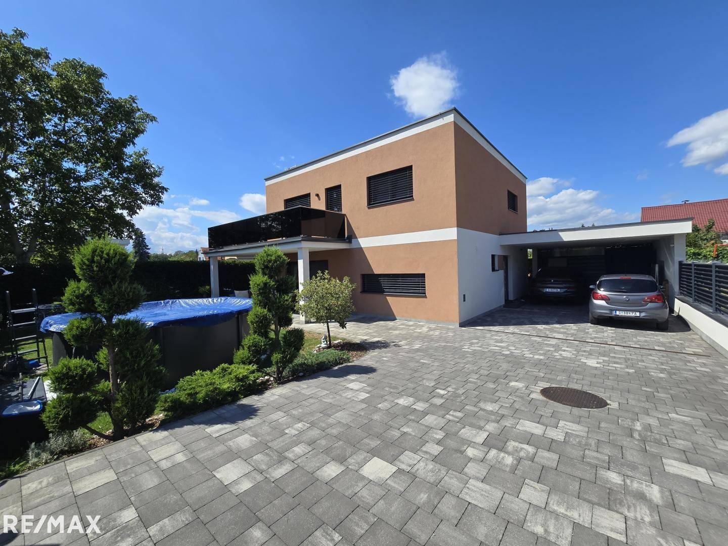 Ruhige Familienwohnung mit privatem Garten und Pool
