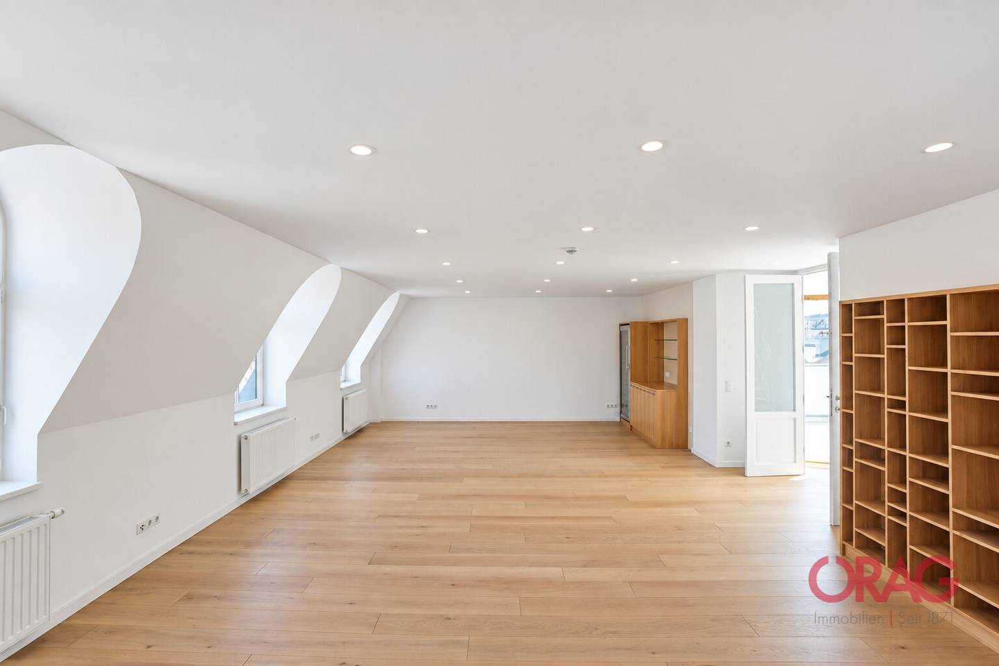 Historic apartment in prime location with parquet