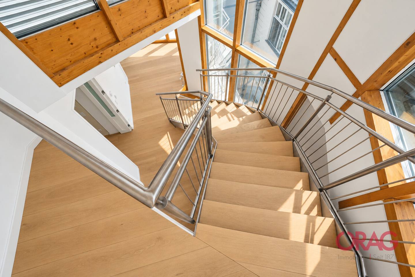 Historic apartment in prime location with parquet