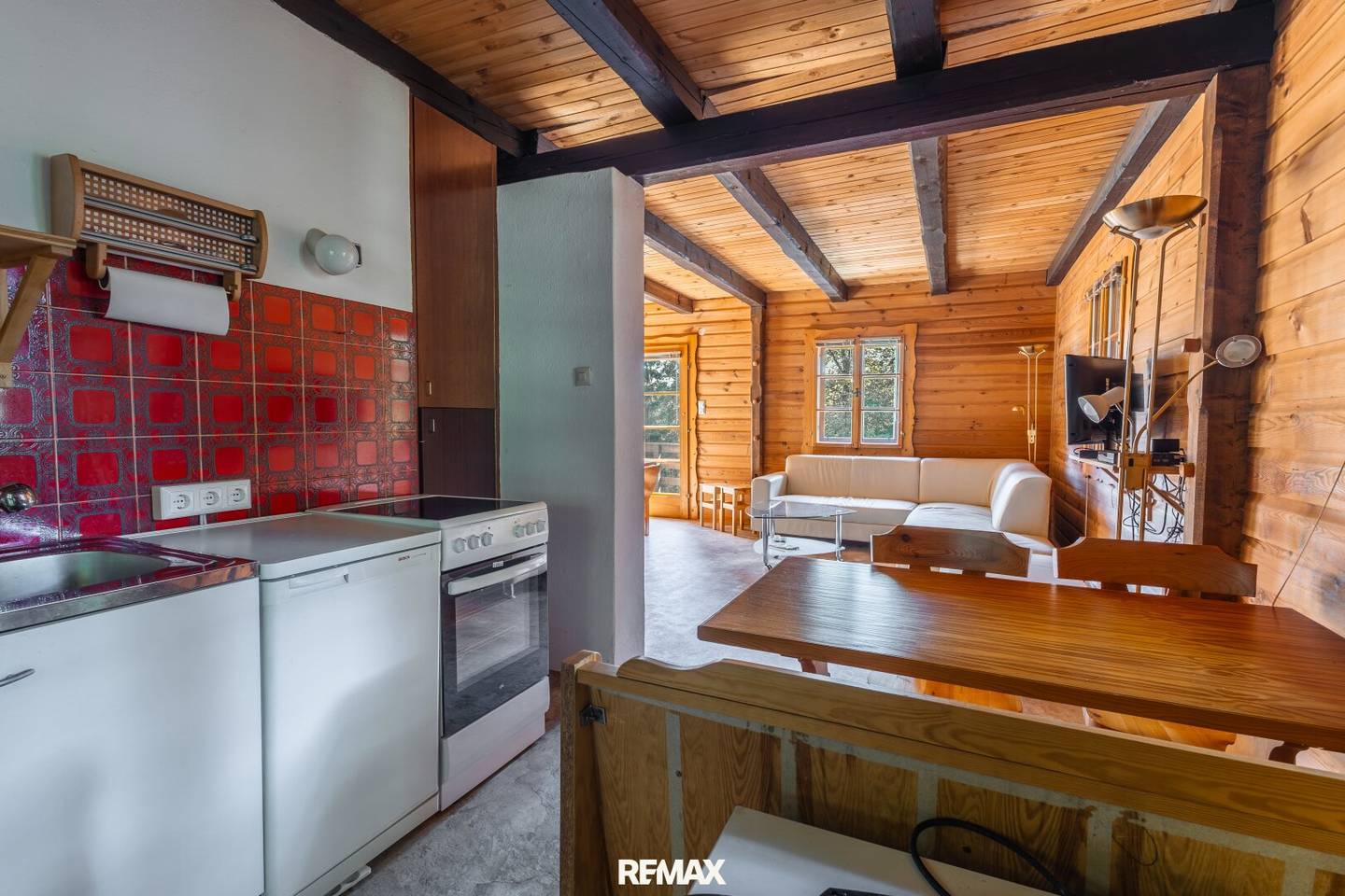 Log house with charm – 3 rooms, balcony & fireplace