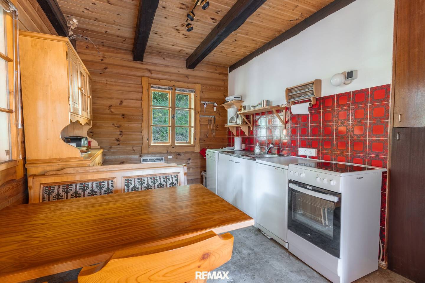 Log house with charm – 3 rooms, balcony & fireplace
