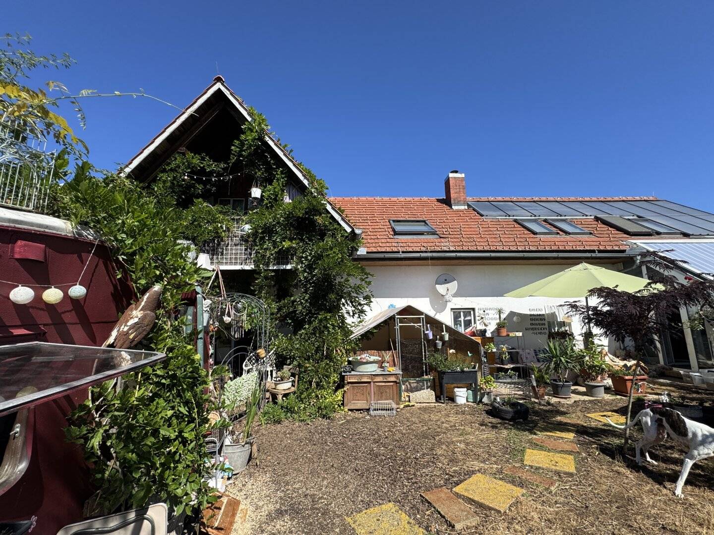 Multi-family house / Single-family house in Gleisdorf 3 residential units | approx. 320.92 m² living space | 12 rooms | approx. 1,849 m² plot