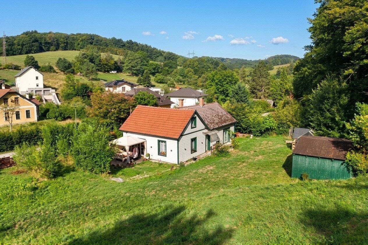 Bezauberndes Landhaus in Grünruhelage mit weitläufigem Garten