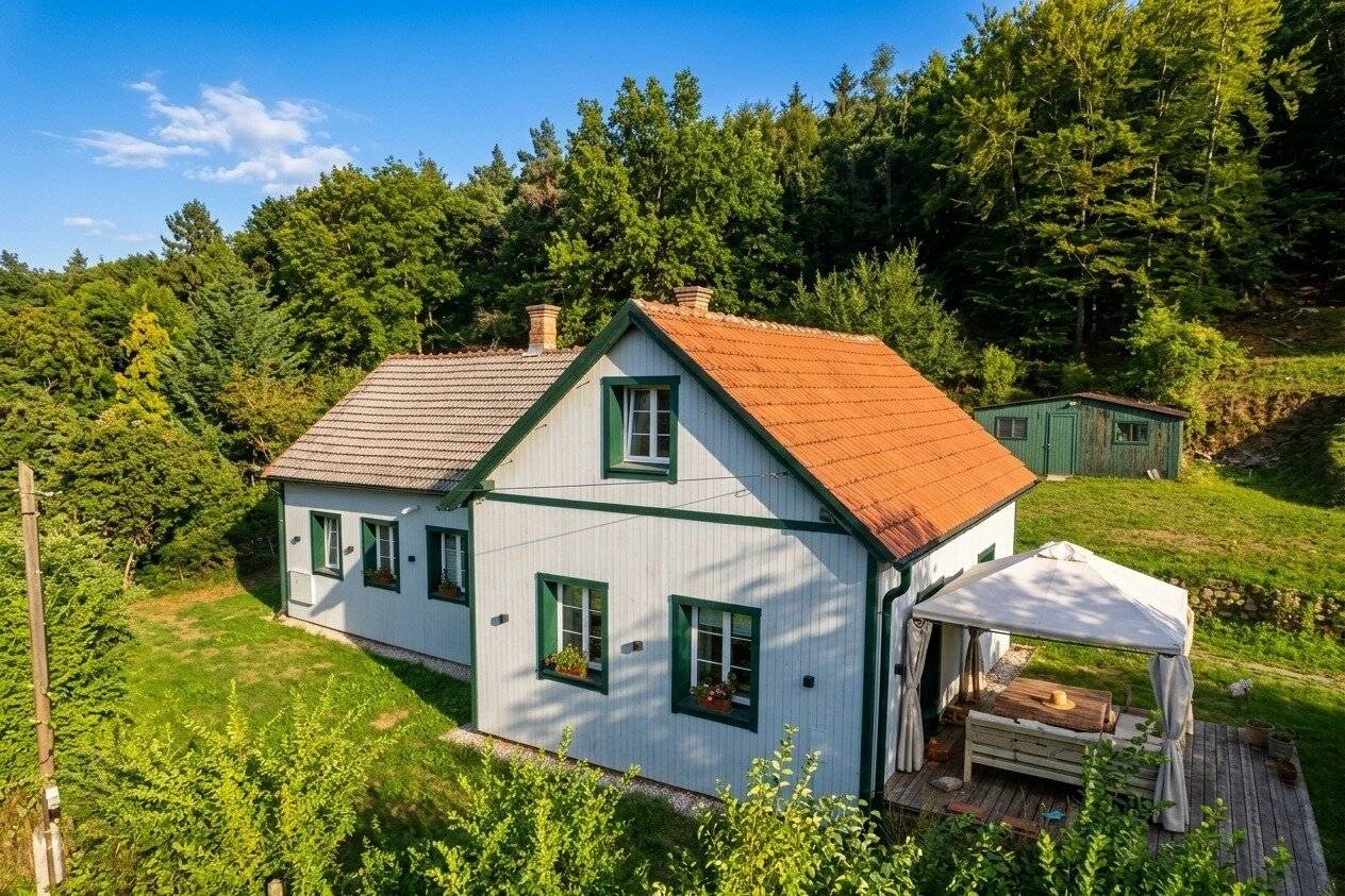 Bezauberndes Landhaus in Grünruhelage mit weitläufigem Garten