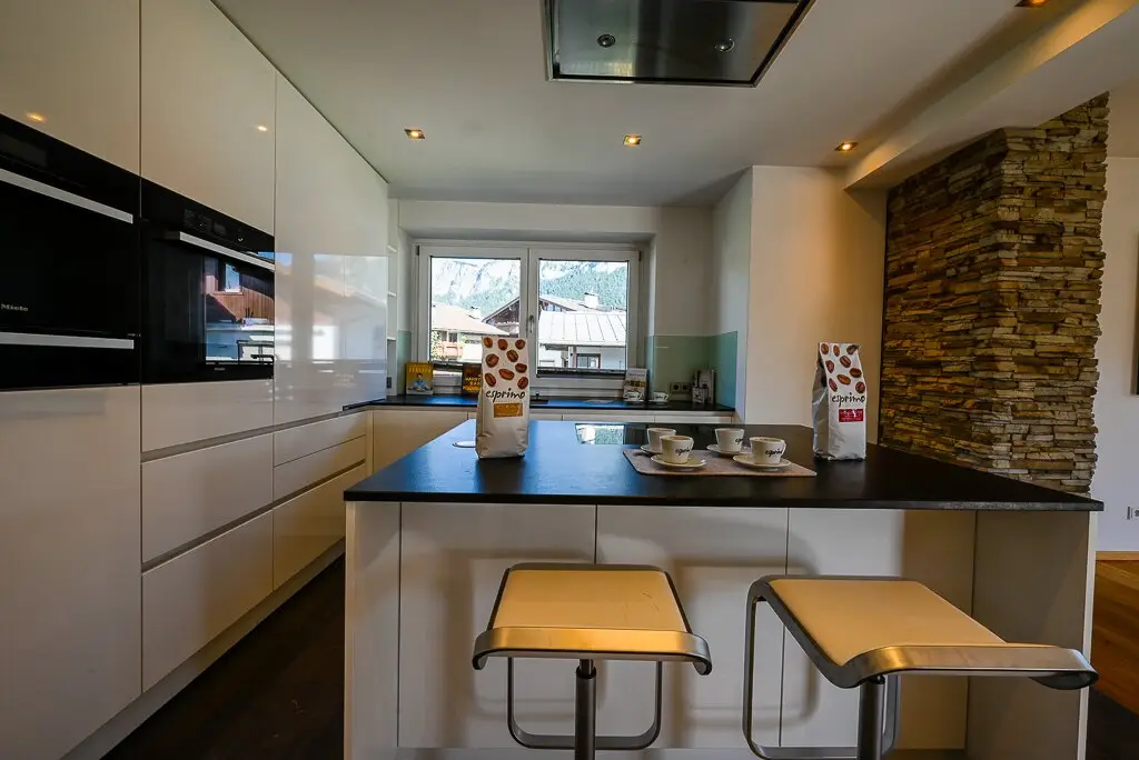 Airy large 5-room condominium with 2 balconies and 2 bathrooms