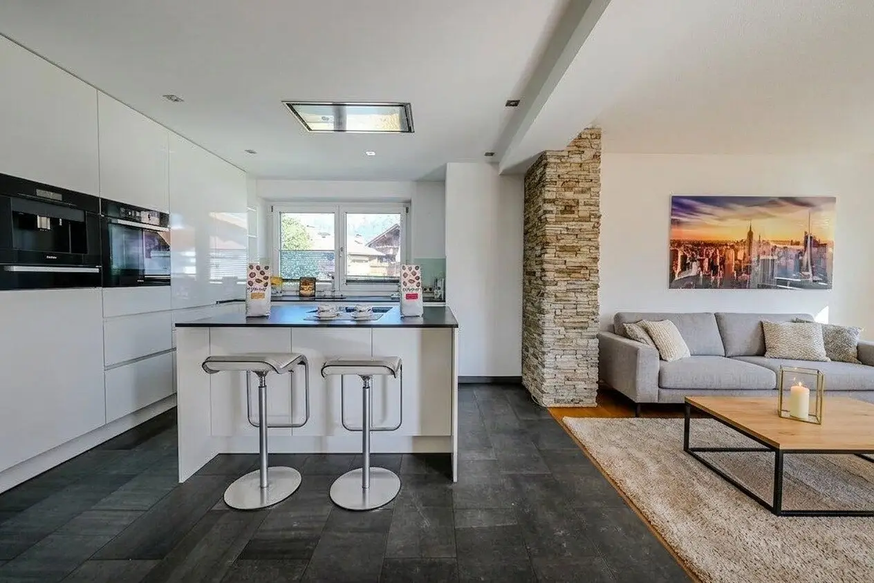 Airy large 5-room condominium with 2 balconies and 2 bathrooms