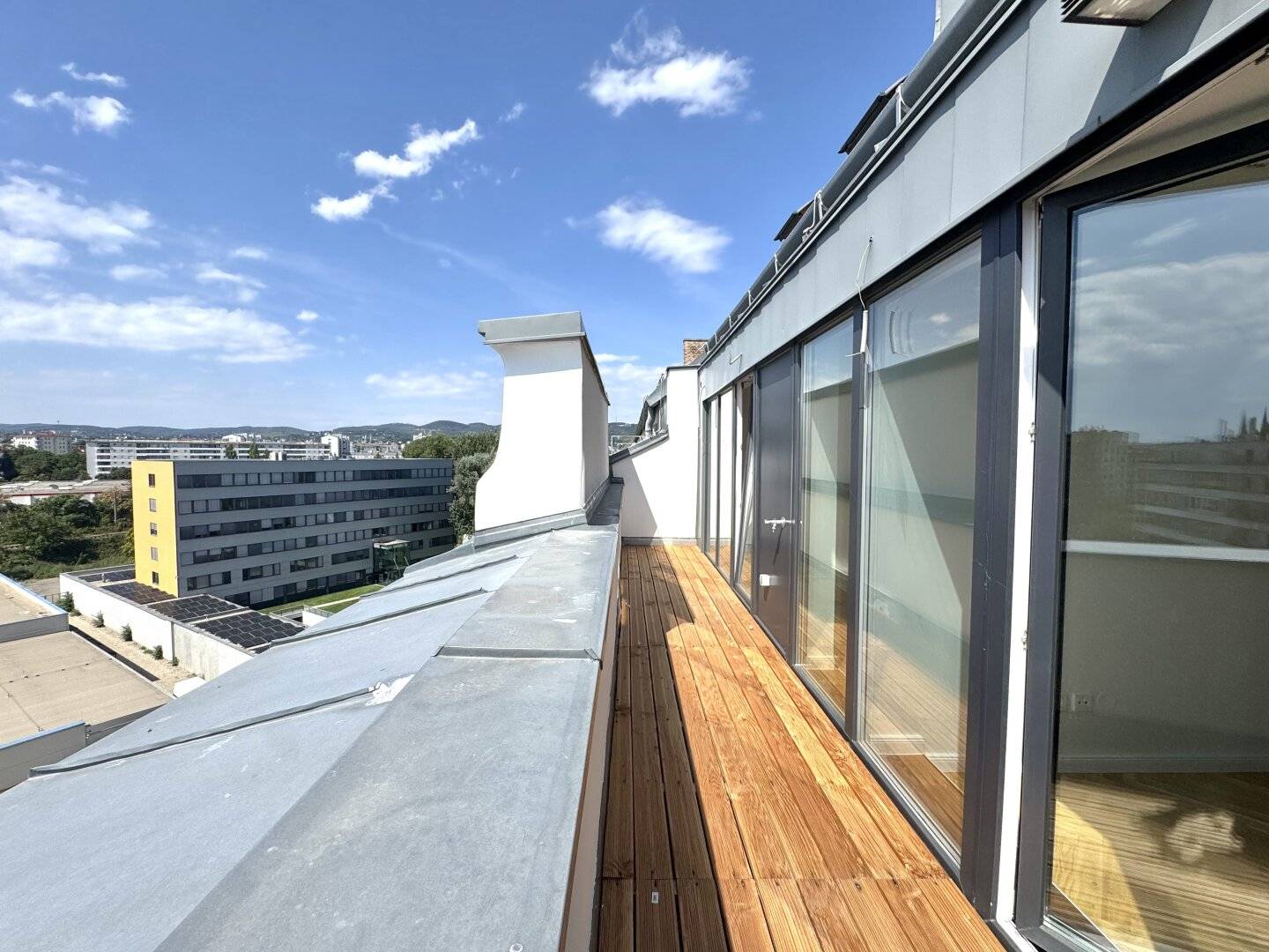 Living between the Danube Canal and the Danube Island – High-quality renovated historic apartments in the heart of Brigittenau including three attic apartments