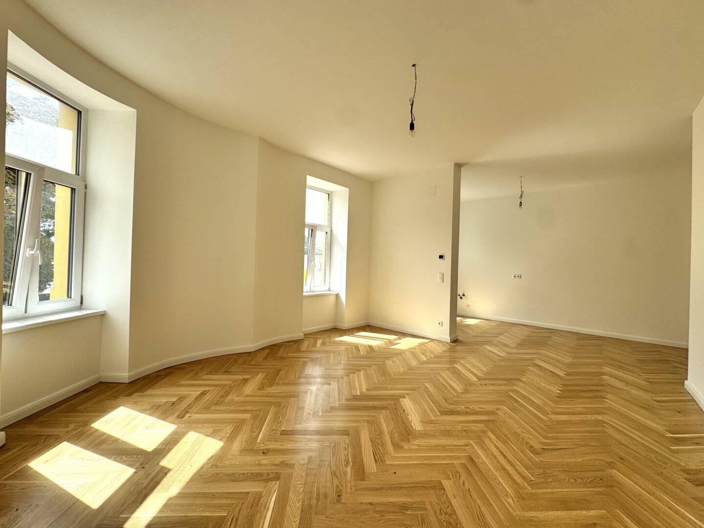 Living between the Danube Canal and the Danube Island – High-quality renovated historic apartments in the heart of Brigittenau including three attic apartments