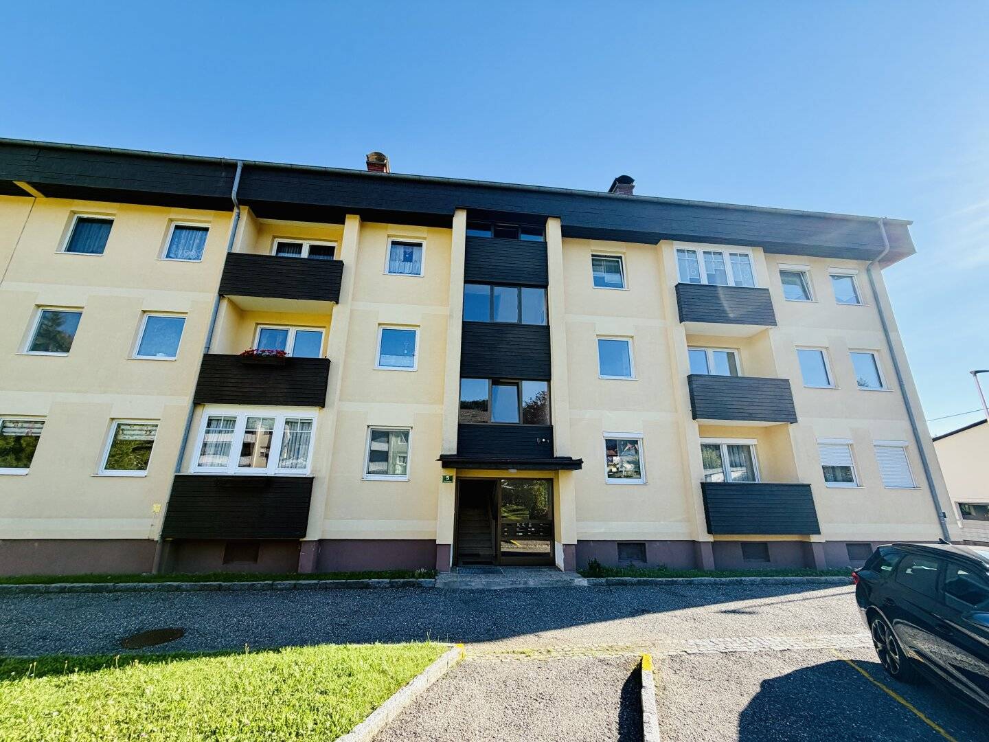 Fohnsdorf: Spacious living with a special sense of space – approx. 94 m², 4-room ground floor apartment with underground parking space