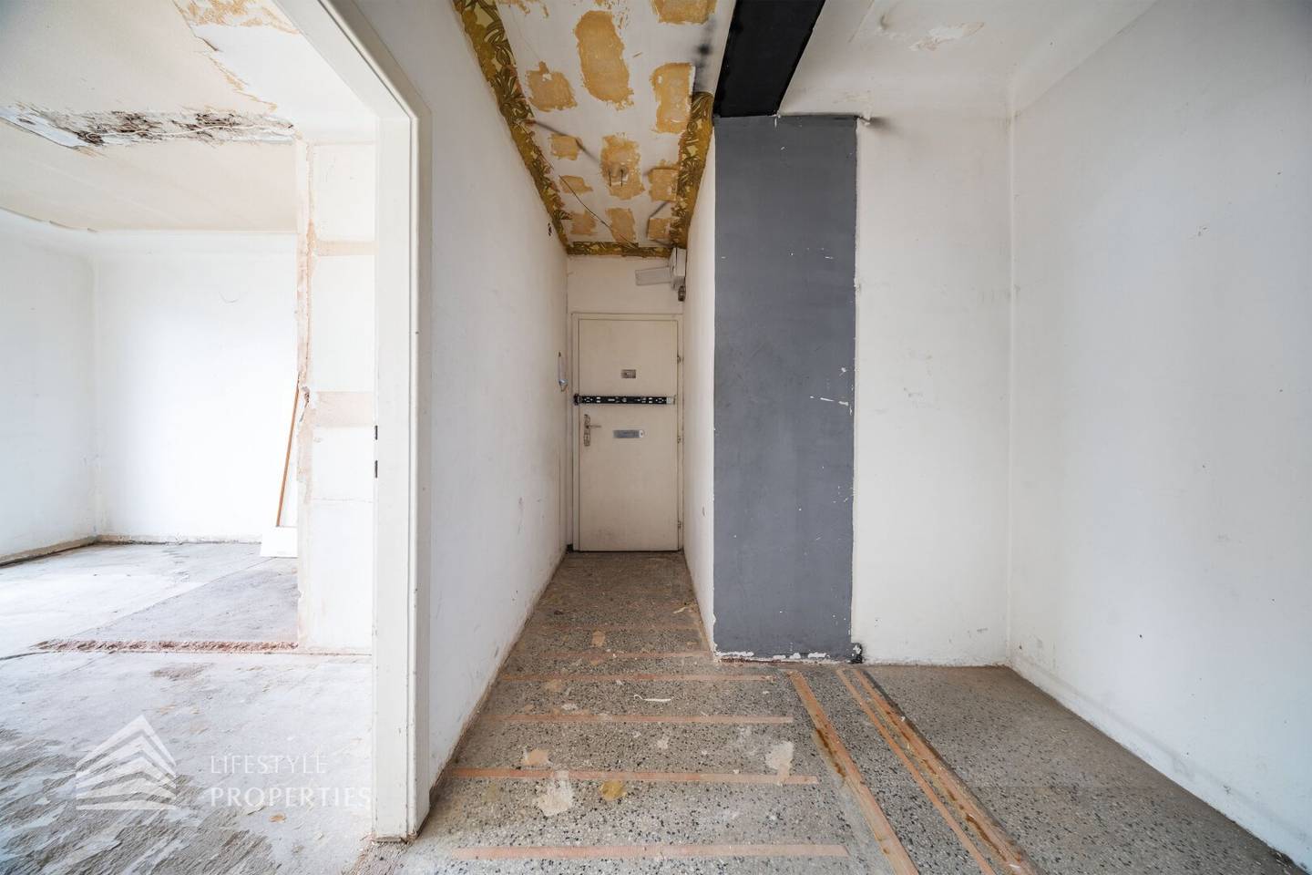 In need of renovation 2-room apartment, near Arthaberplatz