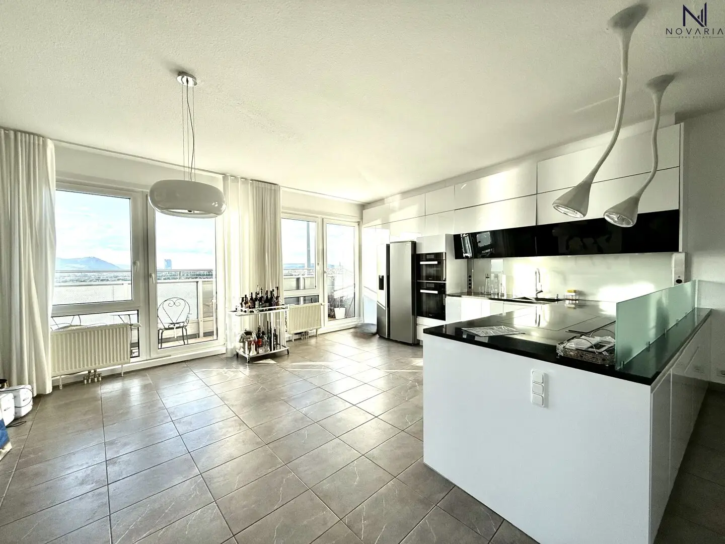 Außergewöhnliche ca. 100-m² Wohnung im Mischek Tower, 2,80 m Raumhöhe, Panoramablick und flexibler 2 - 4 Zimmer Gestaltung
