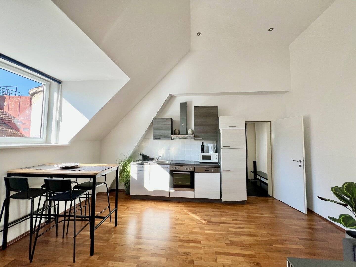 Gut aufgeteilte 2 Zimmer Dachgeschoss-Stadtwohung, 49 m2! Top Wohngegend - U1 Nähe!